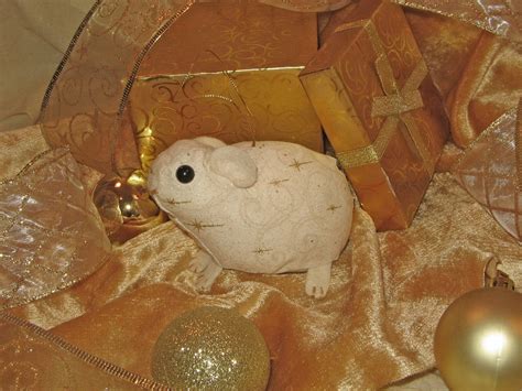 Gold Stardust Guinea Pig Ornament | Citrine Mouse