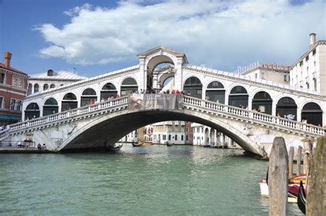 History and Influence of Venice's Rialto Bridge - Brewminate: A Bold ...