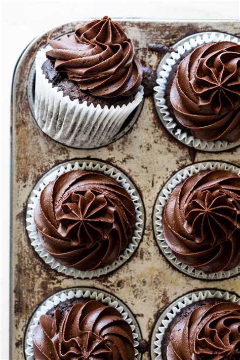 Easy one bowl chocolate cupcakes - Simply Delicious