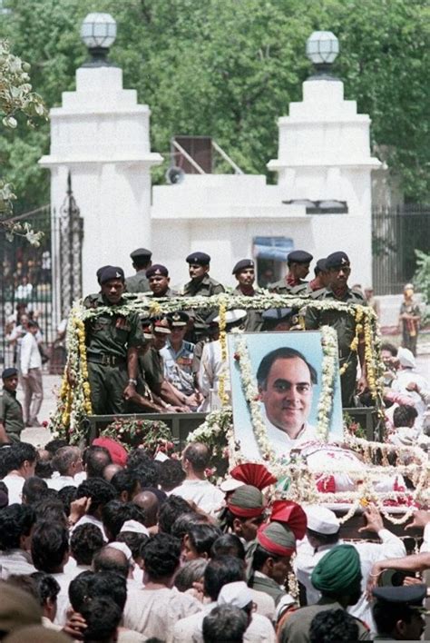 20 Rare Photos: Rajiv Gandhi's Life, Funeral & Last Rites - Indiatimes.com