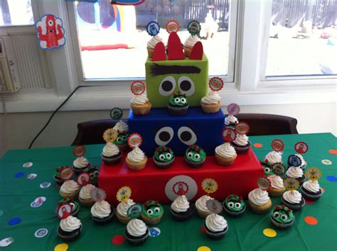 Yo Gabba Gabba cupcakes/display | Cupcake display, Holiday decor, Holiday