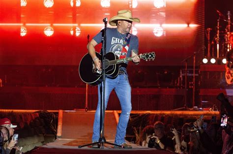 Jason Aldean Concert Draws Protest Outside Chicago – Billboard