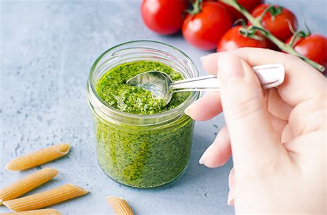 Pesto à l'ail des ours : recette express et savoureuse - Douce Addiction