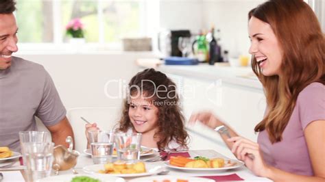 Family laughing at dinner table: Lizenzfreie Stock Videos und Clips