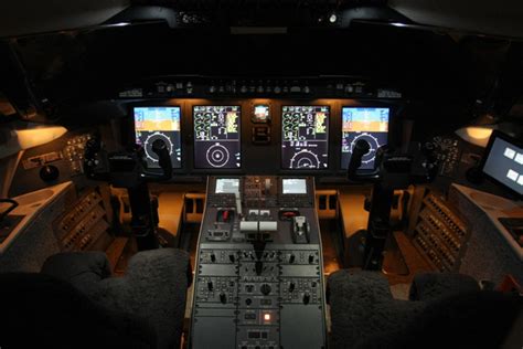 Jet Airlines: challenger 605 cockpit