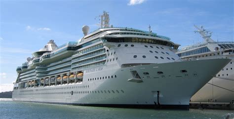 File:Cruise ship serenade.jpg - Wikimedia Commons