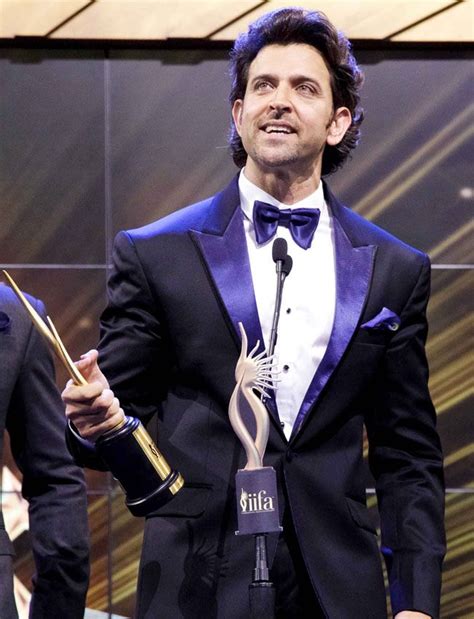 Hrithik Roshan receives his award at #IIFA Awards 2014. #Style # ...