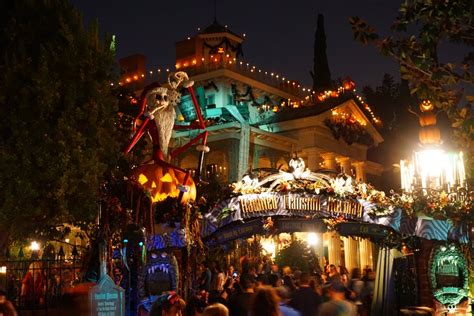 Haunted Mansion Holiday at Night : Disneyland