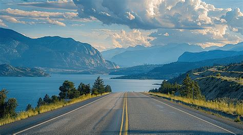 Pemandangan Jalan Raya Pegunungan Dan Danau Di Lembah Okanagan Di ...