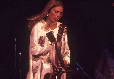 Joni Mitchell, Universal Amphitheatre, August 1974... - Bob 'n' Joni