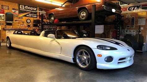 Cette Dodge Viper transformée en limousine est à vendre