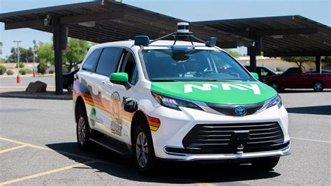 Driverless vehicle service begins in Sun City