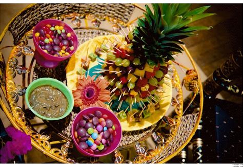 Mehndi Ideas: fruit, candy & bowl of mehndi | Pakistani mehndi decor, Mehndi decor, Desi wedding ...