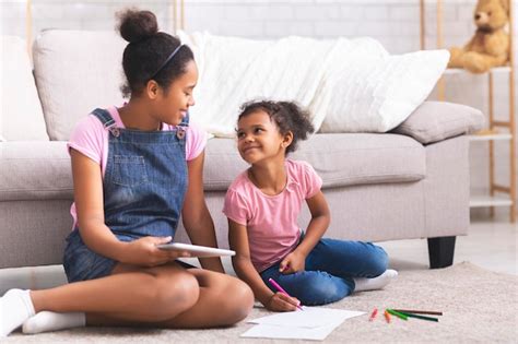 Premium Photo | African american sisters drawing with colorful pencils ...