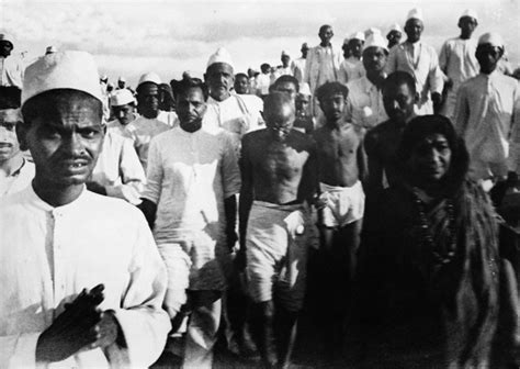 File:Gandhi Salt March.jpg - Wikimedia Commons