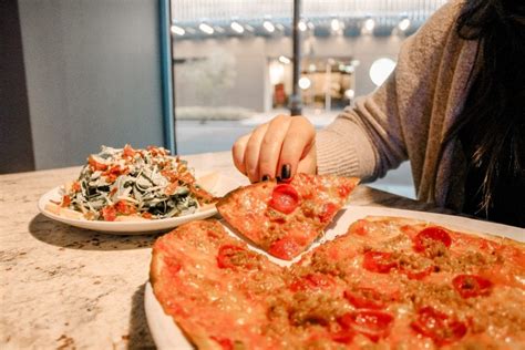 The hot honey pepperoni pizza at Hanny’s pairs well with a martini. (Photo: Facebook/Hanny’s)