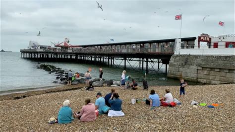 Herne Bay Pier powered by solar roof panels - BBC News