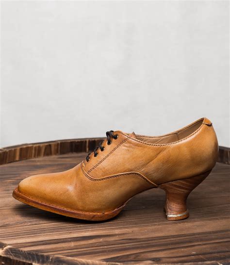 Victorian Style Leather Lace-Up Shoes in Natural Rustic – WardrobeShop