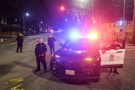 3 Los Angeles officers wounded, suspect dead in standoff - WTOP News