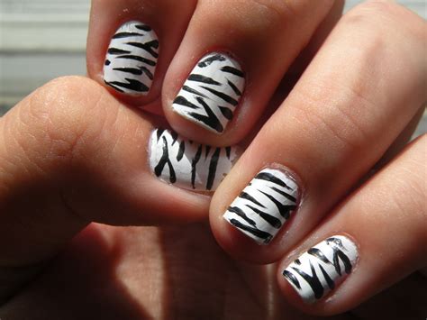 Laura's Nail Art: animal print nails.