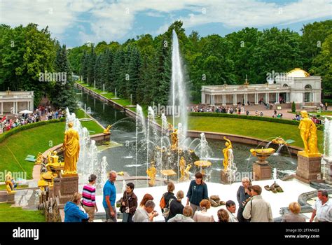 Fountains at Peterhof Palace, St Petersburg, Russia Stock Photo - Alamy