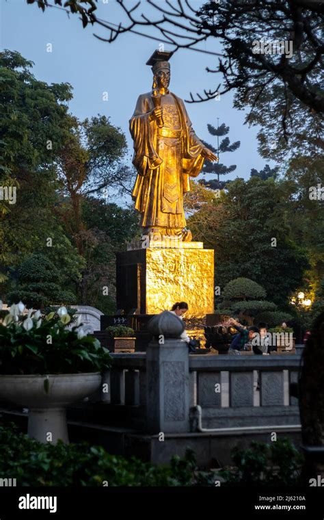 Lý Thái Tổ Monument in Hanoi near Hoan Kiem Lake Stock Photo - Alamy