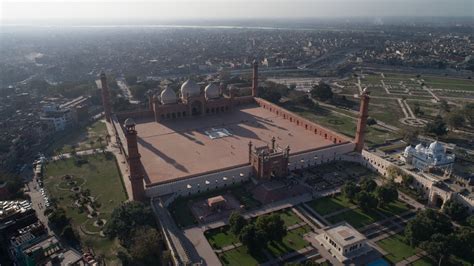 Badshahi Masjid | Aerial view over the Lahore Fort and Badshahi Mosque | Archnet