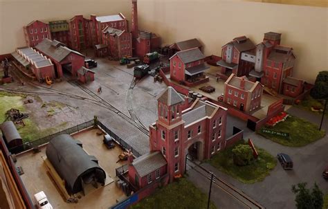 A huge OO scale factory complex made from Metcalfe Kits | Model railway ...