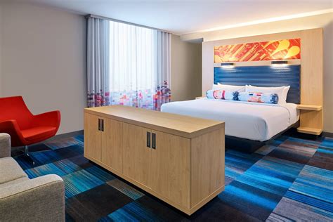 South Bend, Indiana Hotels with Lounge | Aloft South Bend