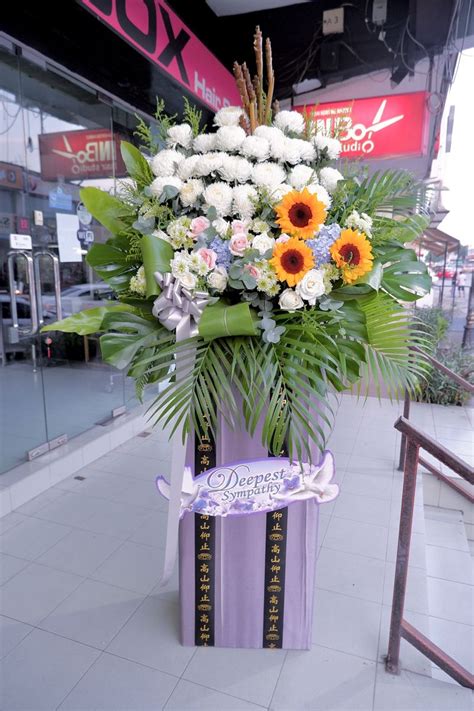 往生花圈 Condolences flower 👉🏼 • Rm 400 • Sending Condolences • Funeral Condolences #西式花圈 #圆形花圈 #帛事 ...