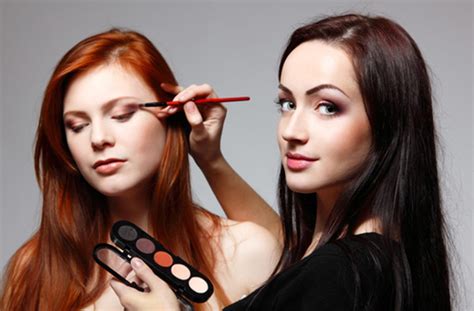 10 Steps to Become a Celebrity Makeup Artist – TopTeny Magazine