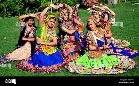 Garba indian dance hi-res stock photography and images - Alamy