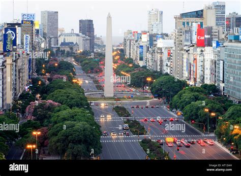 Luftaufnahme der Avenida 9 de Julio mit Obelisco Denkmal bei ...