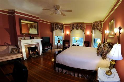 Cozy Midwest Winter Hotels with Fireplaces in Every Room