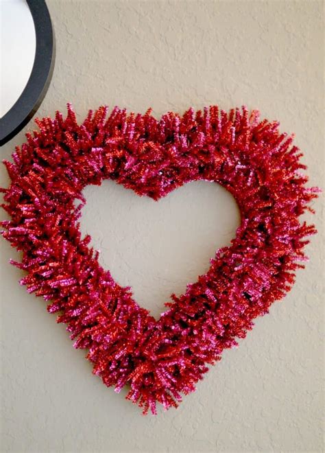 Pipe Cleaner Valentine's Day Wreath - Stylish Cravings