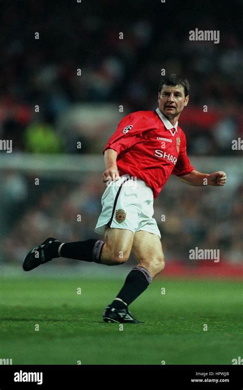 DENIS IRWIN MANCHESTER UNITED FC 13 August 1998 Stock Photo - Alamy