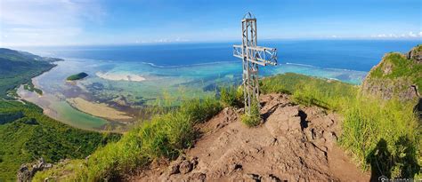 Le Morne Brabant - Hike to the top by your own (Mauritius)