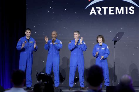 Nasa names crew for Artemis II lunar mission