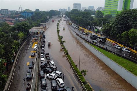 Jakarta slammed by monsoon floods, more than 1,000 forced to evacuate - City - The Jakarta Post