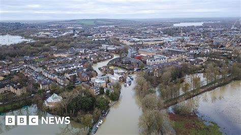 Oxford flooding: Aerial footage shows city after heavy rainfall - BBC News