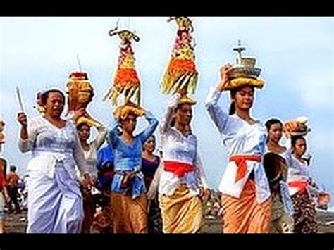 Upacara KIRAB NGABEN Bali - Cremation Sacred Ritual - Balinese Hinduism Ceremony [HD] - YouTube