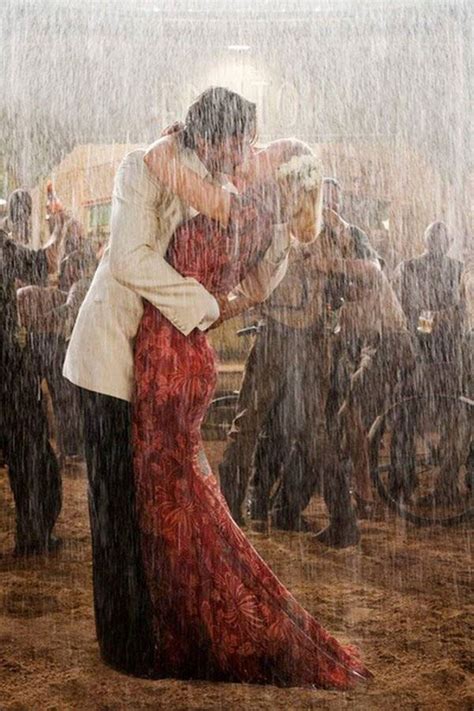 World Amazing Photos: Amazing Kiss in the Rain