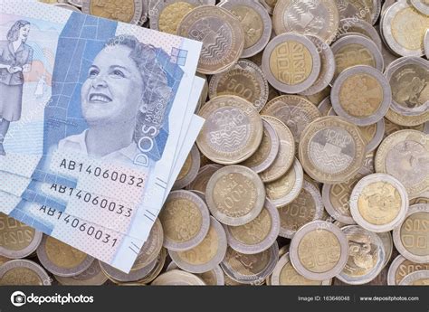 Notes and coins of the Colombian peso — Stock Photo © CUNDO #163646048