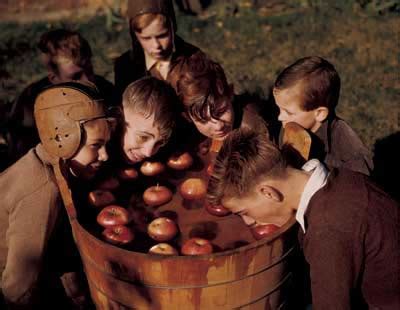 Halloween Games: Apple Bobbing - English La Farigola