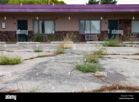 Abandoned motel hi-res stock photography and images - Alamy