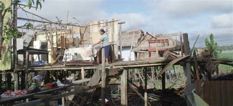 Pacific storm surge displaces 300 in west Colombia port town