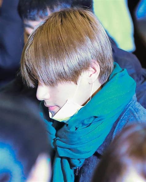 Omg i can see his mustache awww 😍💚 181110 || BTS V at Gimpo airport ...