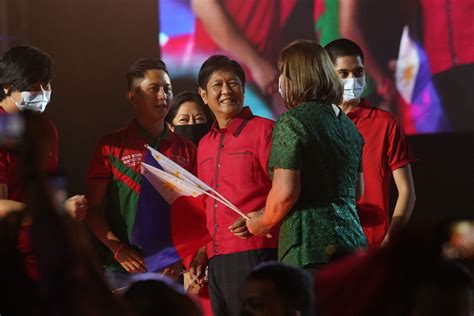 In campaign launch, Marcos sticks to message of unity