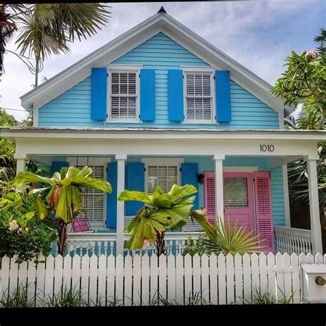 @cottage_a_day on Instagram: “Tropical punch in Key West🍍Colorful cottage by @beachesbarsandbung ...