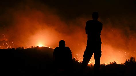 Greece wildfire evacuations: Tourists scramble to leave Rhodes and ...